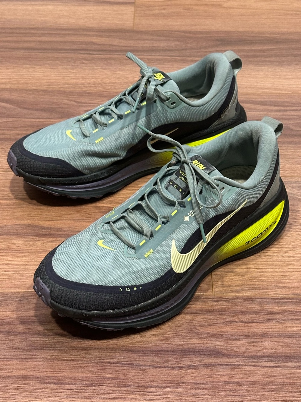 Nike Men’s Vomero 18 Gore-Tex Running Shoes in Seaweed/Barely-Volt/Cannon - 12